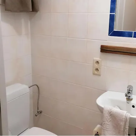 בקתה Cozy With Sauna,