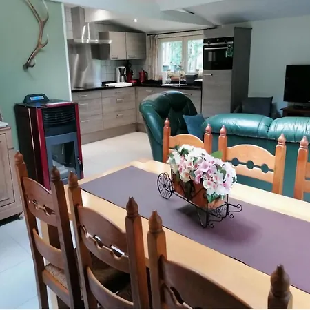 בקתה Cozy With Sauna,